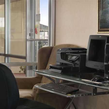 Super 8 by Wyndham Meridian Bagian luar foto