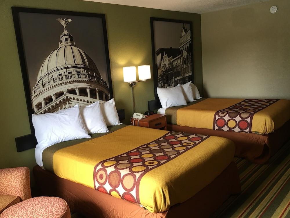 Super 8 by Wyndham Meridian Bagian luar foto