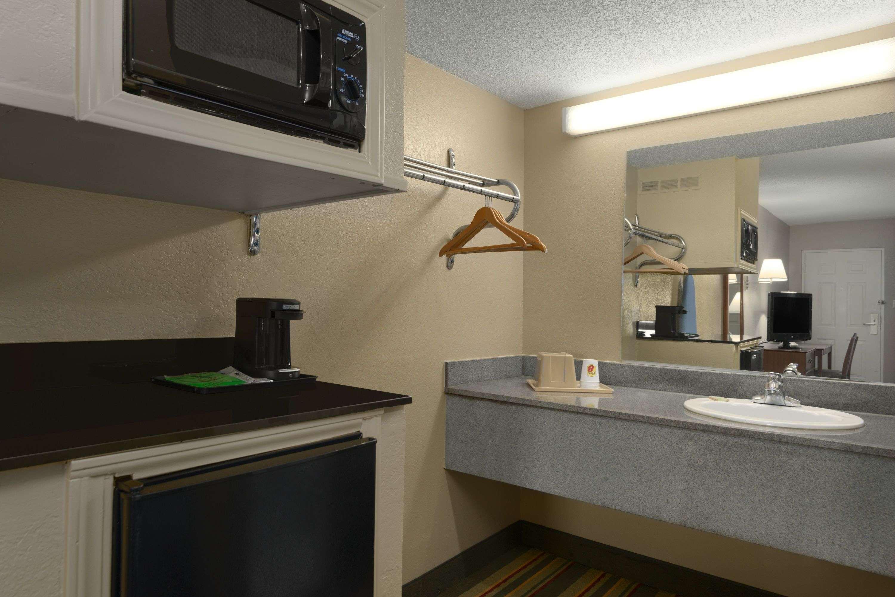 Super 8 by Wyndham Meridian Bagian luar foto