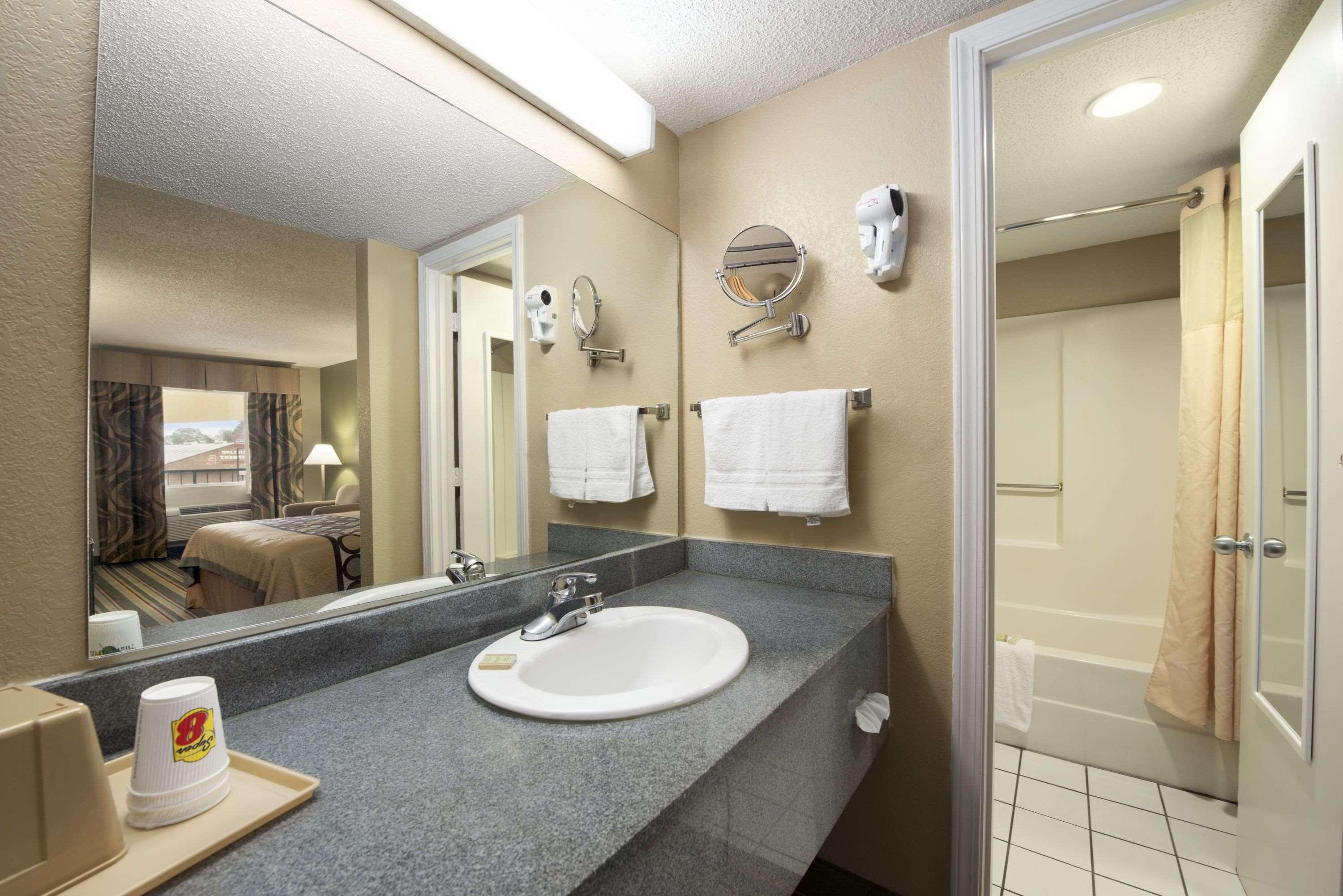 Super 8 by Wyndham Meridian Bagian luar foto