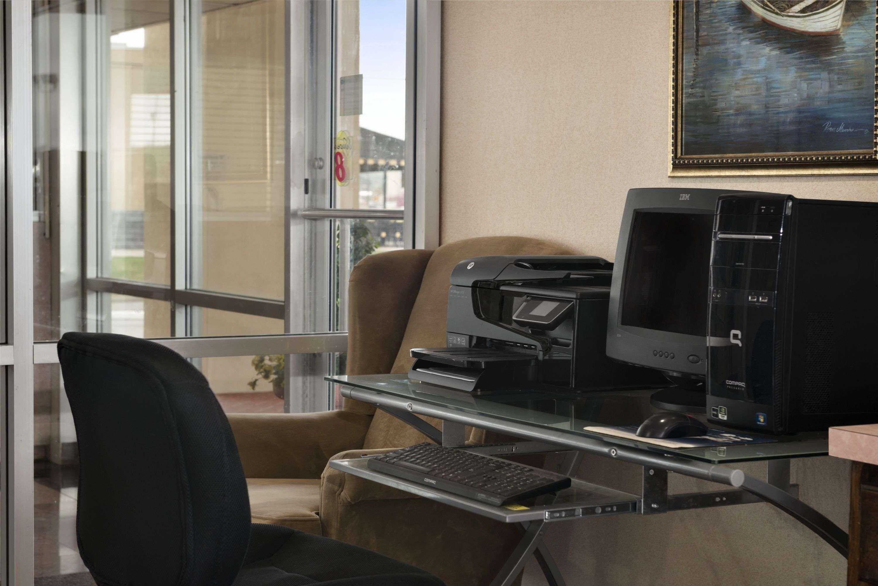 Super 8 by Wyndham Meridian Bagian luar foto