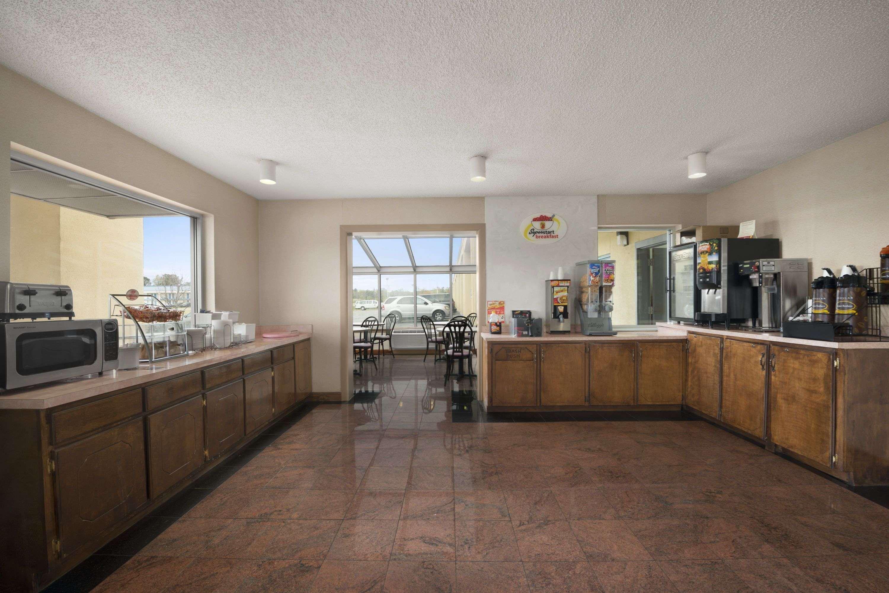 Super 8 by Wyndham Meridian Bagian luar foto