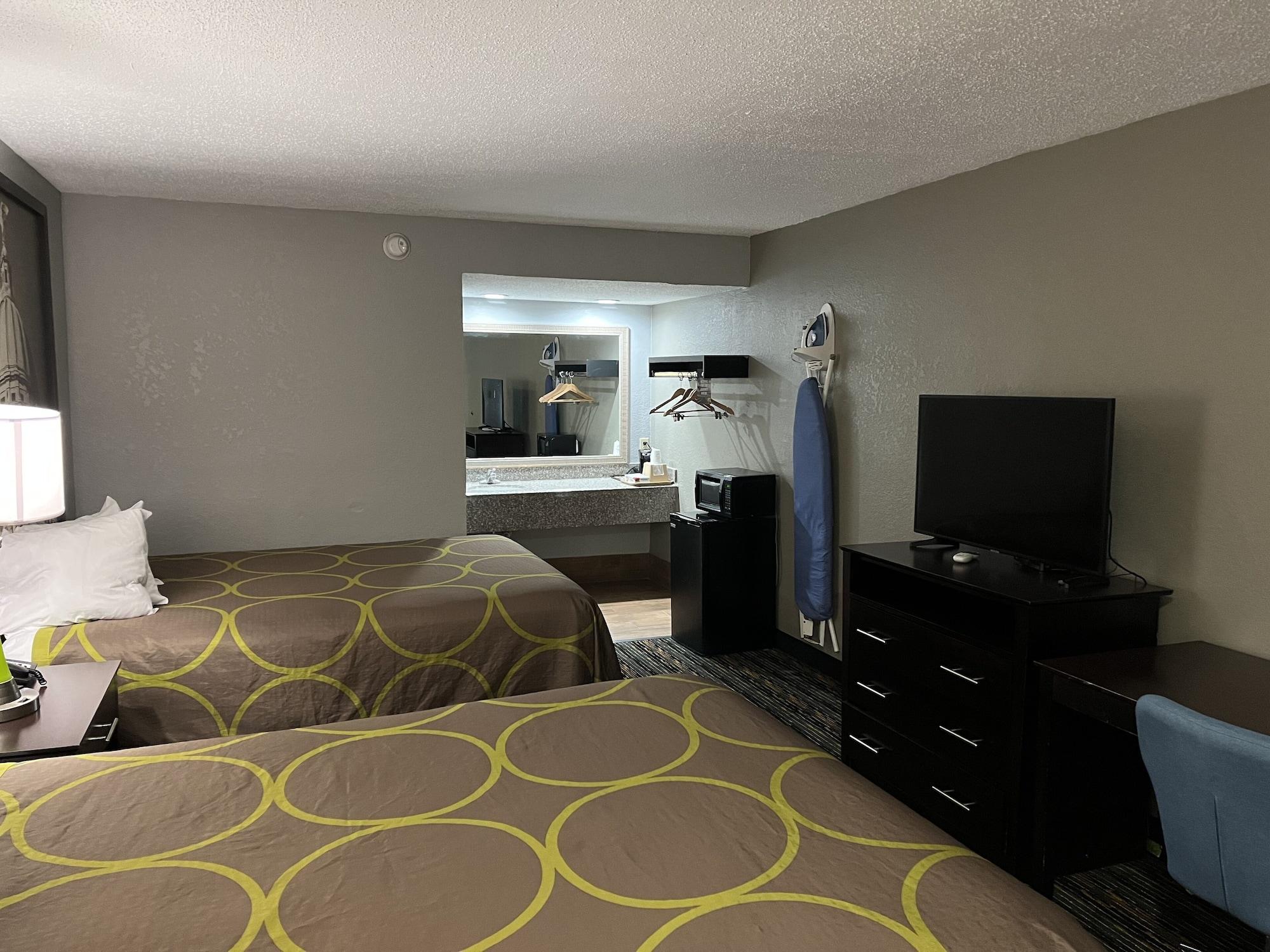Super 8 by Wyndham Meridian Bagian luar foto
