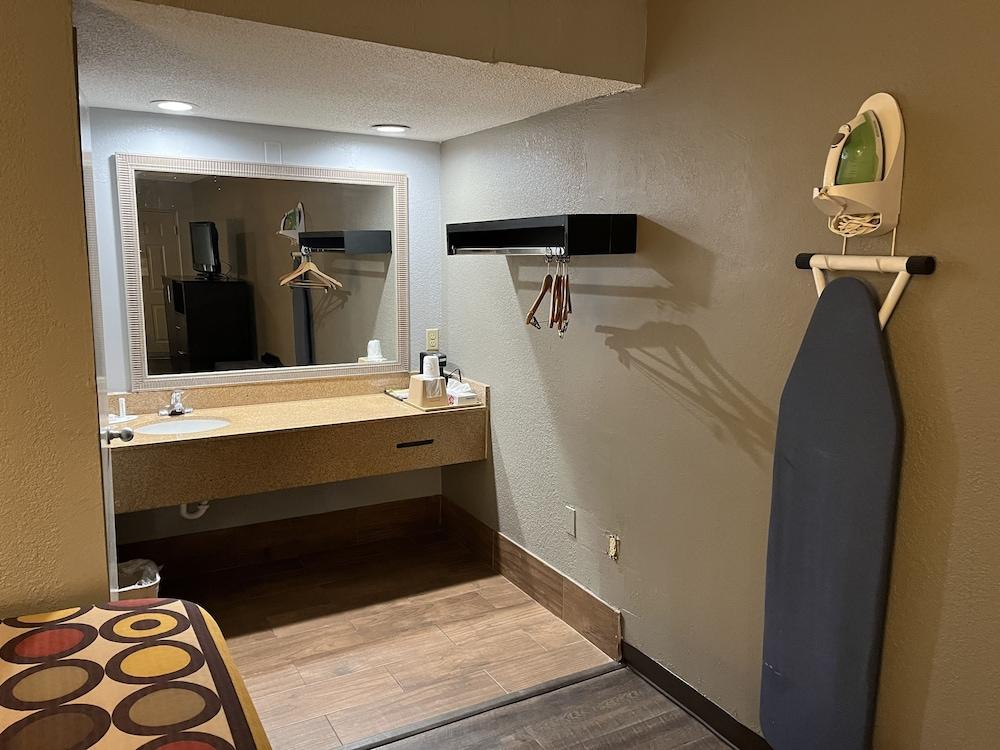 Super 8 by Wyndham Meridian Bagian luar foto