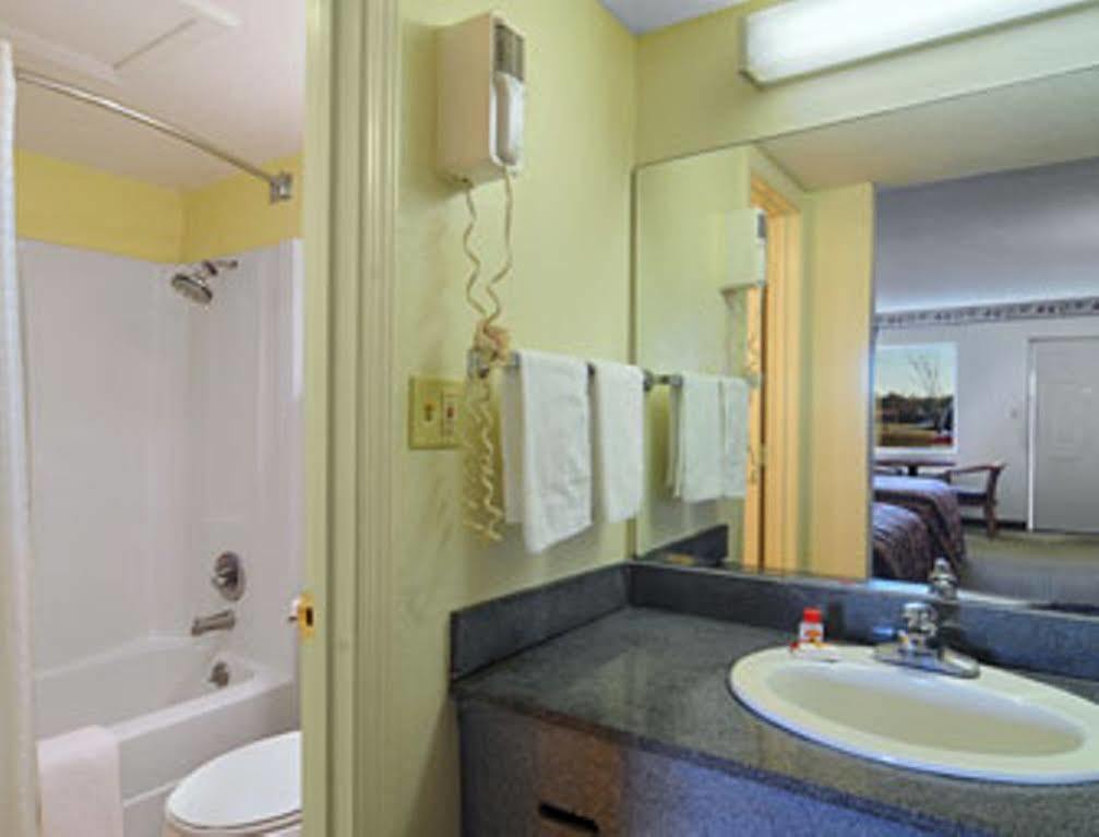 Super 8 by Wyndham Meridian Bagian luar foto