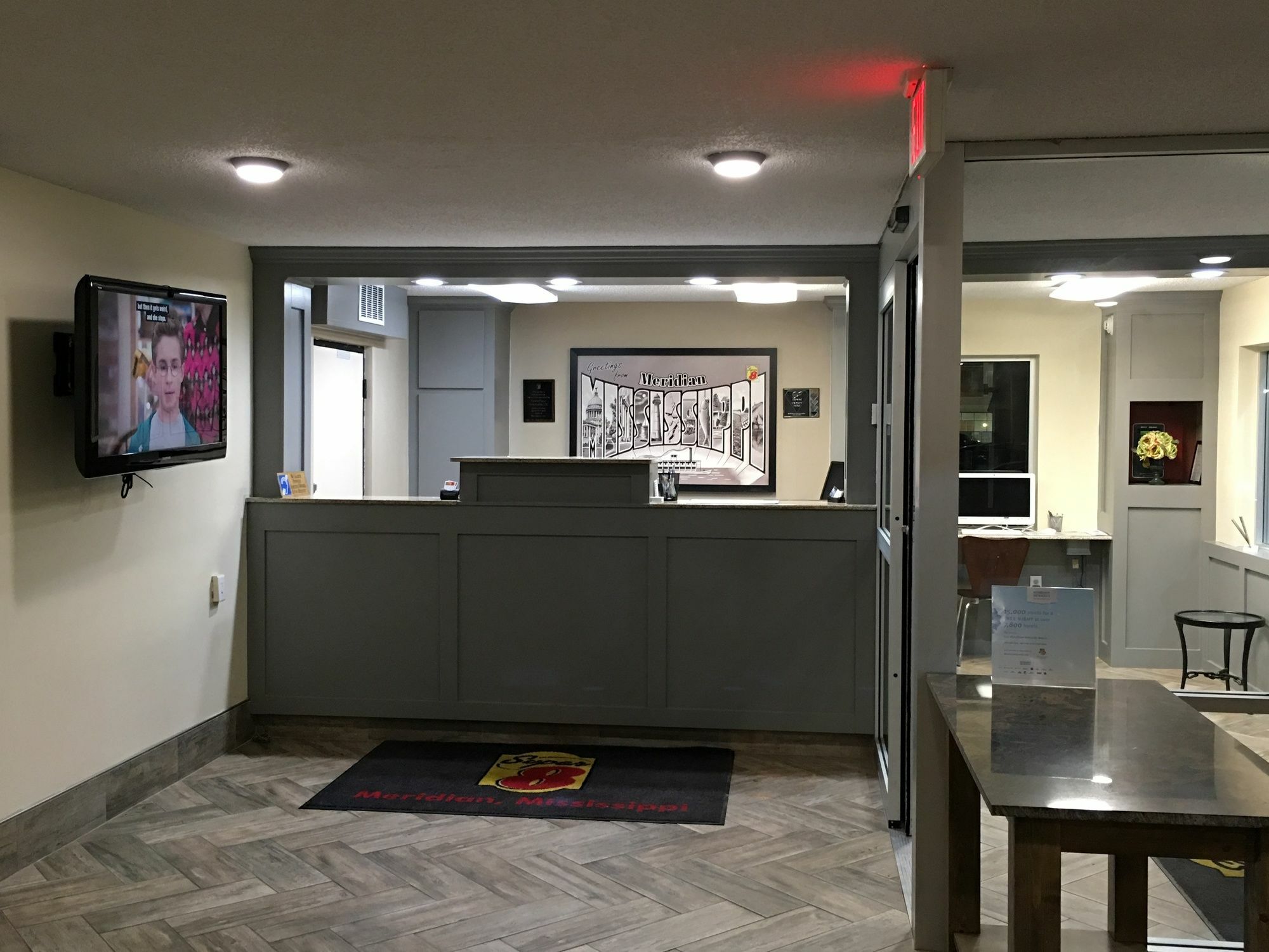Super 8 by Wyndham Meridian Bagian luar foto