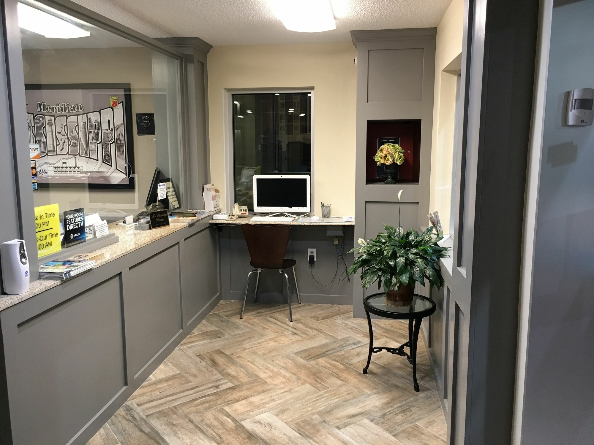 Super 8 by Wyndham Meridian Bagian luar foto